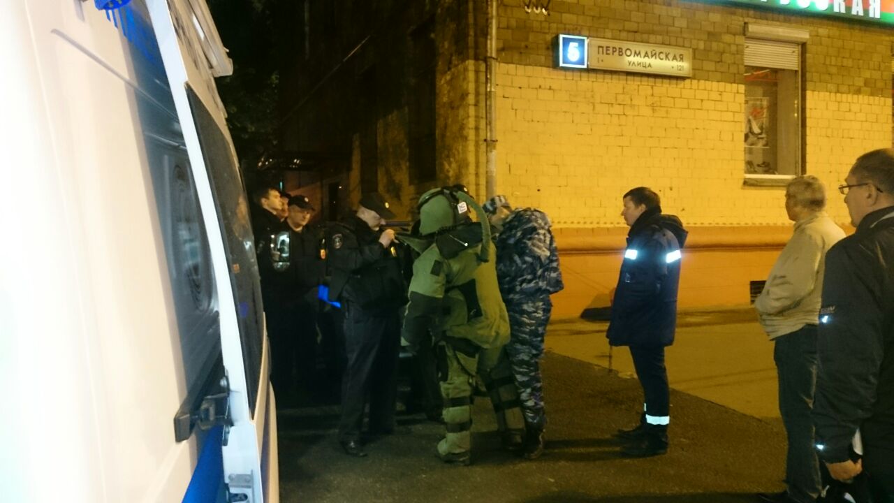 Сапер у здания Московского кредитного банка / Максим Солопов, Медиазона