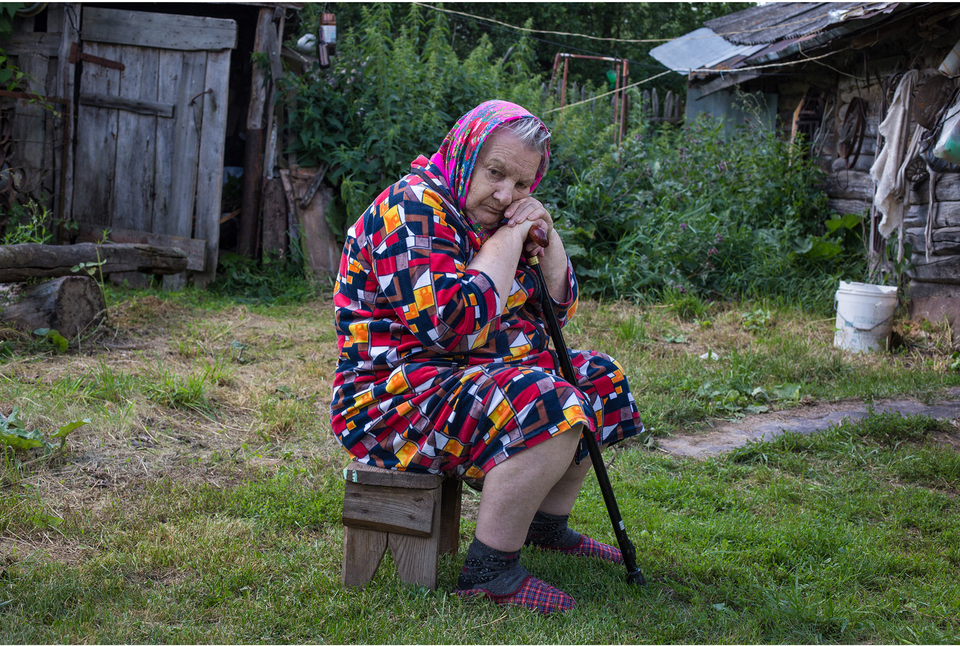 Деревенская бабушка. Бабушка в деревне. Бабульки в деревне. Русская бабушка в деревне.