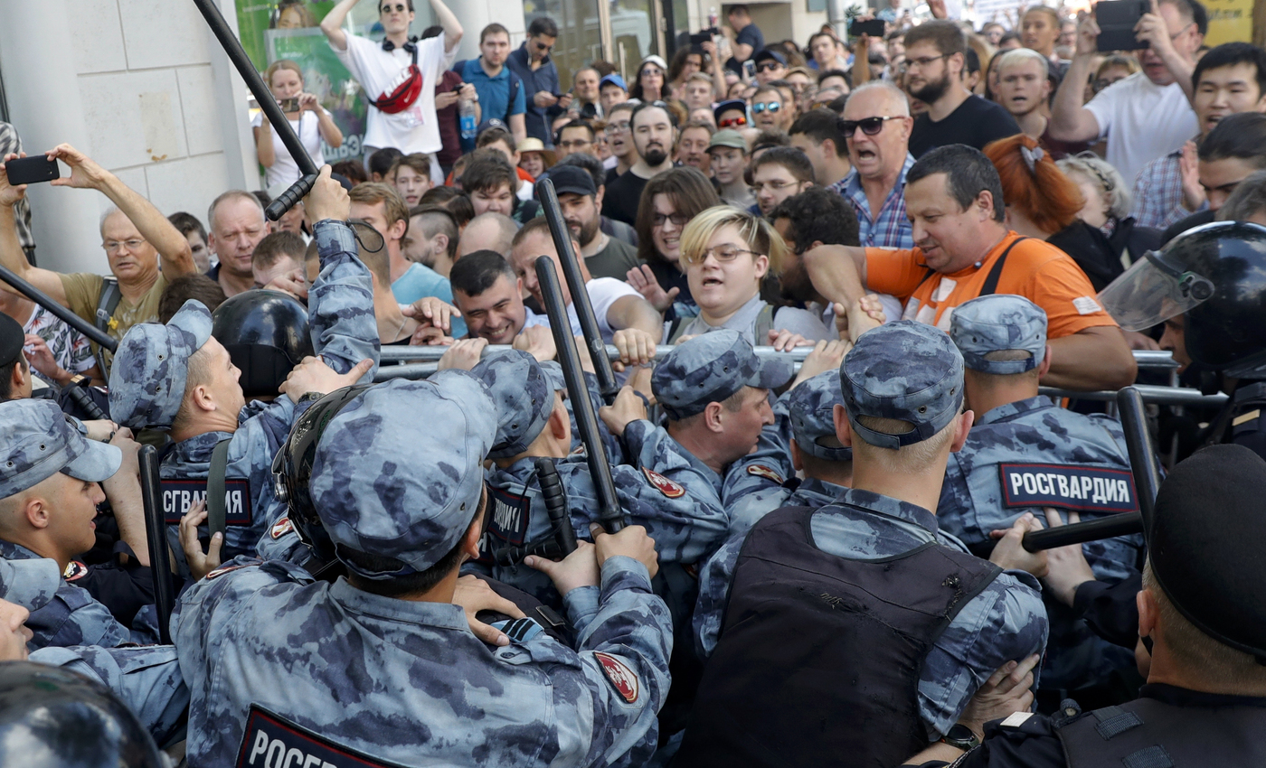 Неделя полицейского насилия. Дубинкой за Конституцию, опрокинутый  велосипед, в автозак на руках