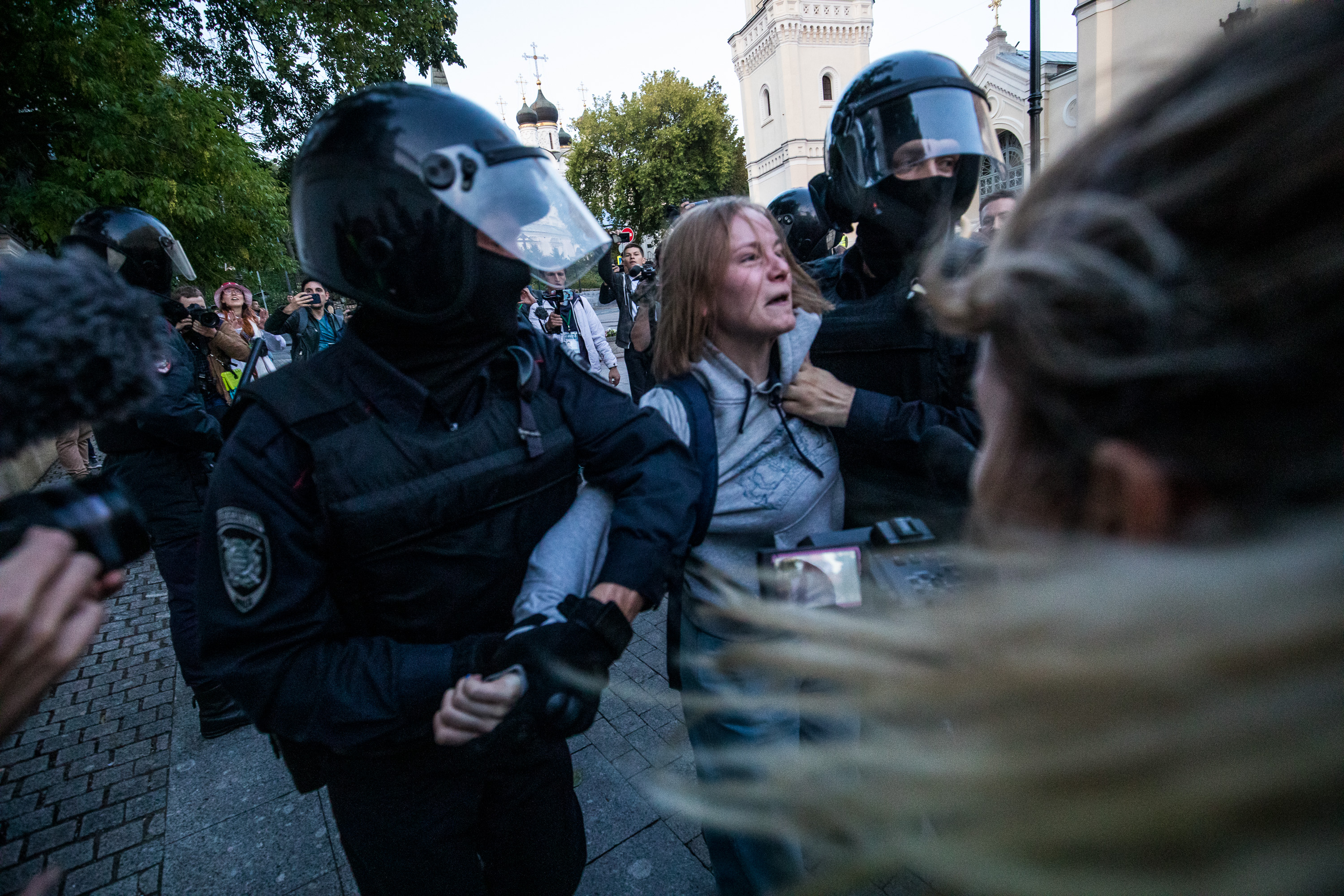 Бьют омон. Девушки полицейские на митинге. Полицейские избивают митингующих.