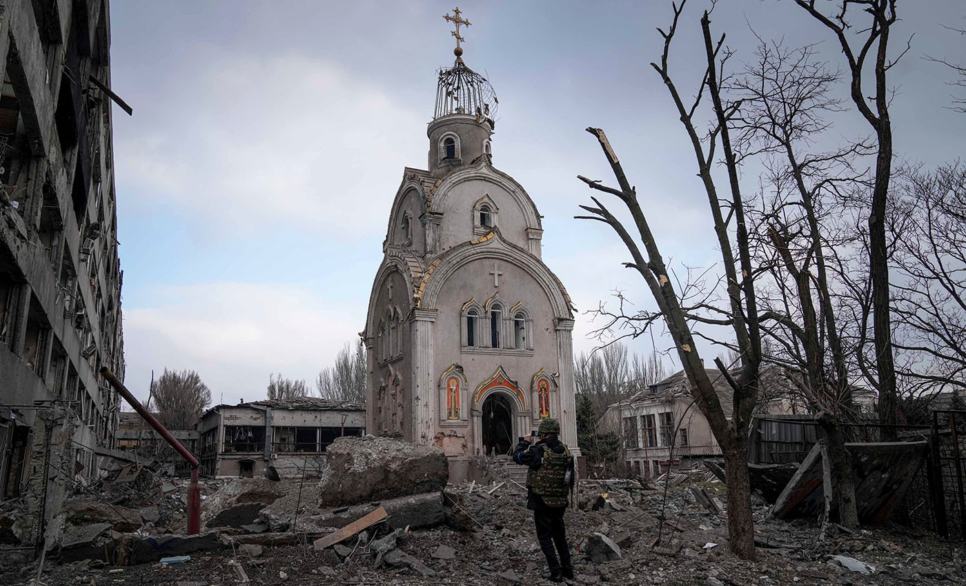 Бомбардировки, братские могилы, блокада. Что происходит в Мариуполе