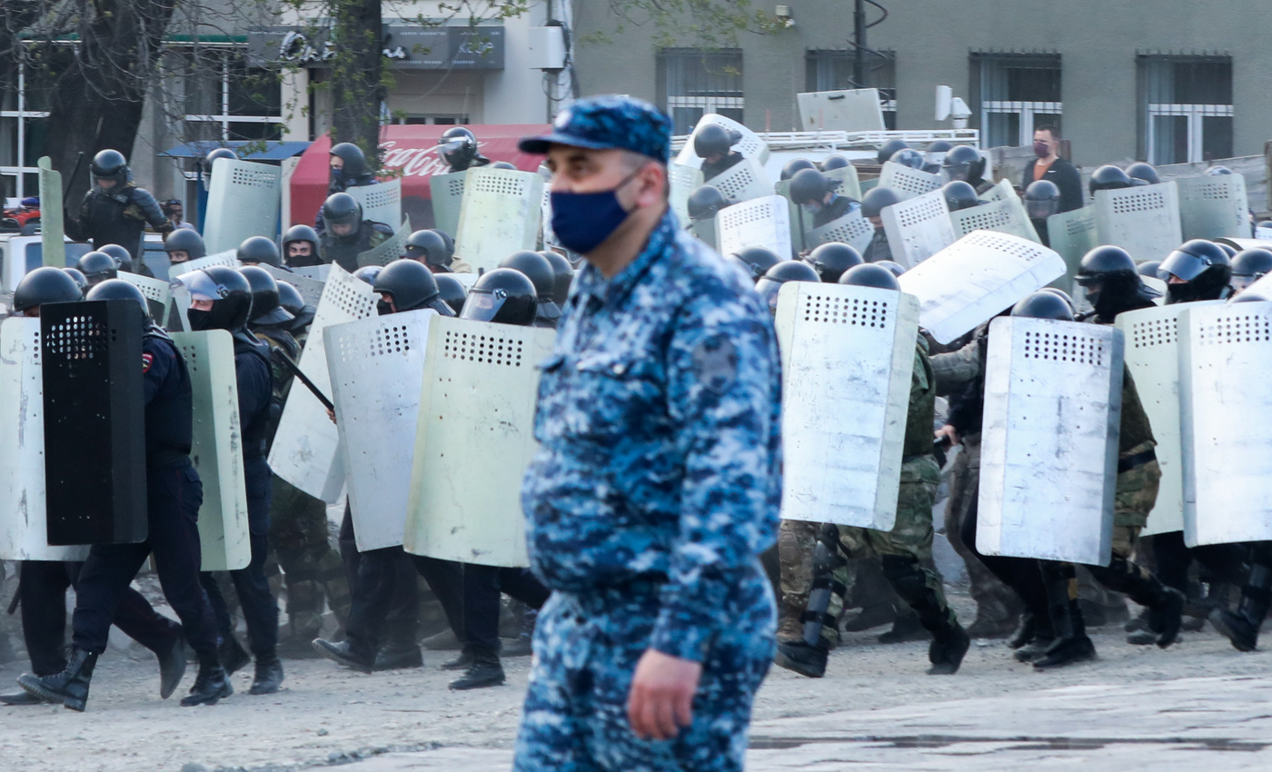 Шаг к тотальному контролю, цифровому ошейнику и чипизации». Во Владикавказе  митингующие потребовали отменить карантин и освободить певца‑коронаскептика