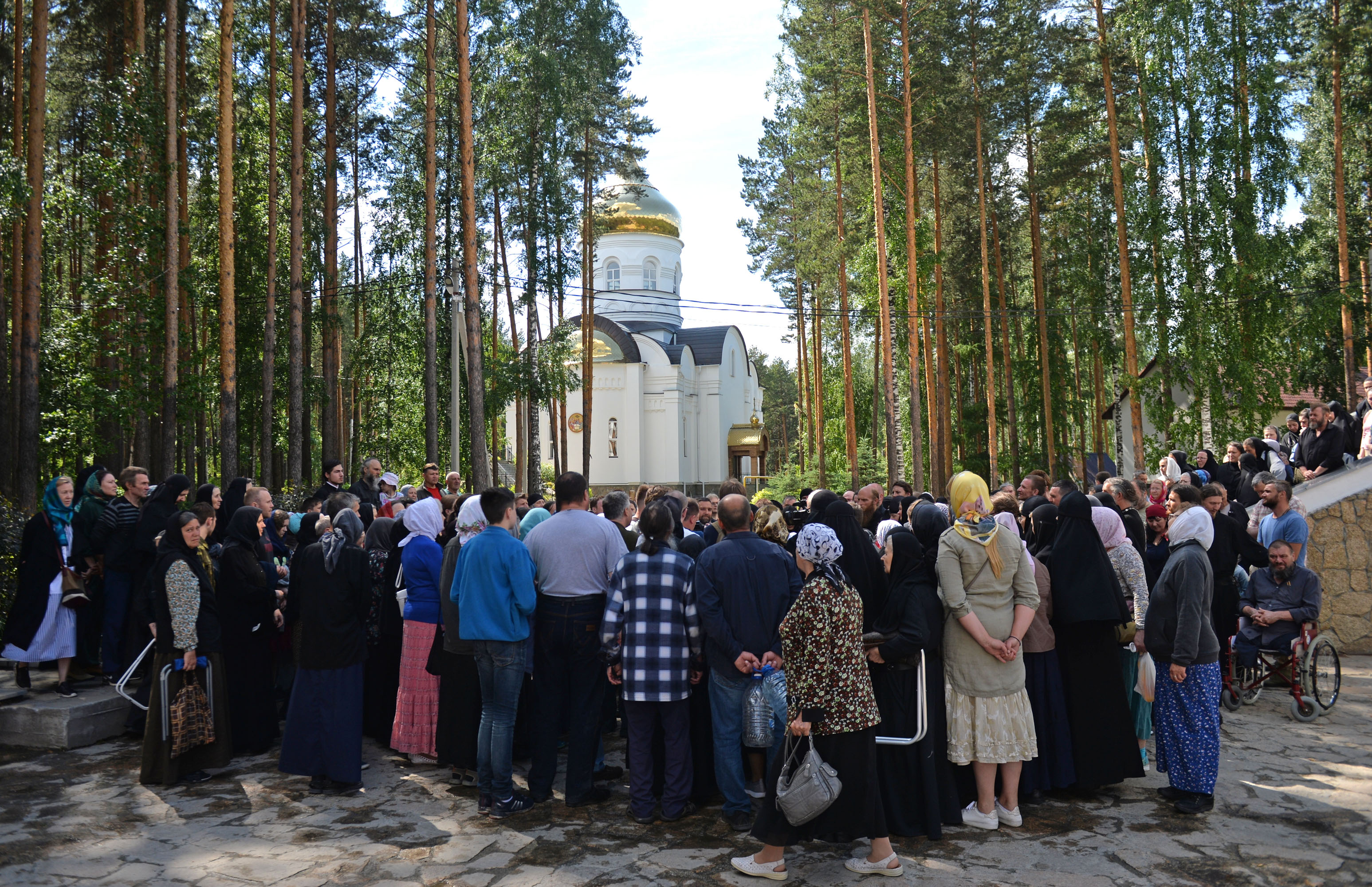 Среднеуральском женском монастыре. Среднеуральский женский монастырь служба Сергий Романов. Монах Силуан Среднеуральский женский монастырь. Монастырь Спорительница хлебов о Сергий. Среднеуральский женский монастырь паломники.