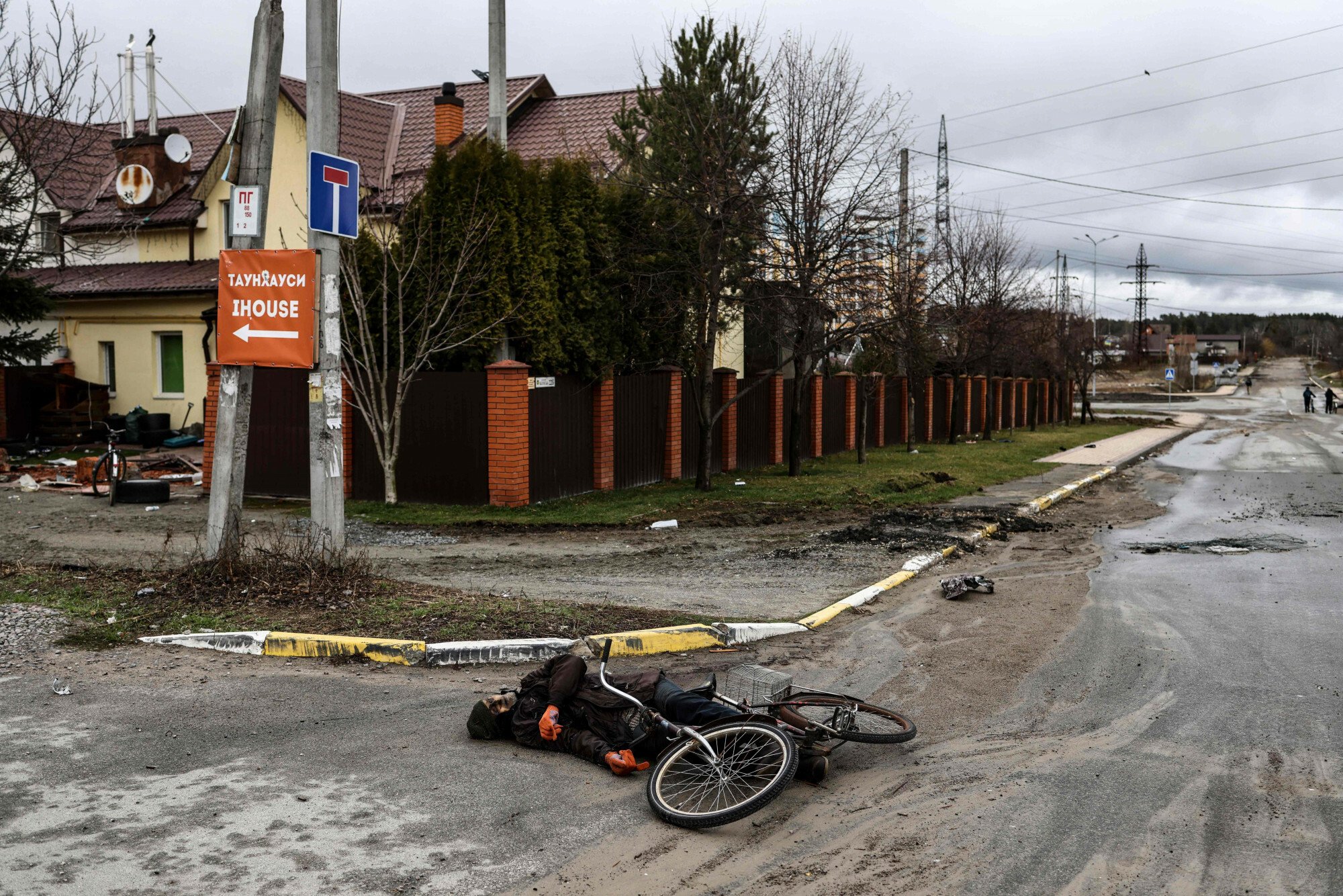 Трупы, которыми усеяно все вокруг». Весь мир обсуждает фотографии из Бучи  после ухода российских войск