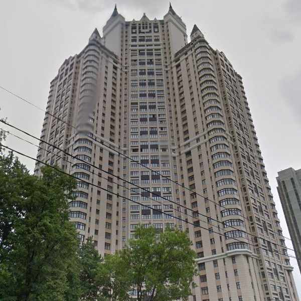 С этим жилым комплексом связаны не только маршруты фигурантов дела об убийстве Немцова, но и семья депутата Адама Делимханова. Его бывшая жена Разита, продавшая Хатаеву одну из квартир, осталась владелицей второй — площадью 406 м². С 2007 года квартирой площадью 186,2 м² в этом же доме владеет Марьям Делимханова, мать Адама — здесь были зарегистрированы дети его родственника, сенатора Сулеймана Геремеева. ЖК «Эдельвейс» находится в полутора километрах от квартир на улице Веерной, где до убийства Немцова жили Руслан Геремеев, Руслан Мухудинов и четверо обвиняемых в преступлении.