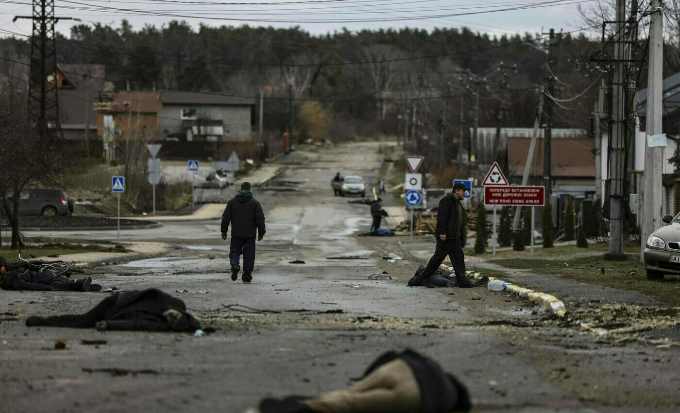 «Трупы, которыми усеяно все вокруг». Весь мир обсуждает фотографии из Бучи после ухода российских войск