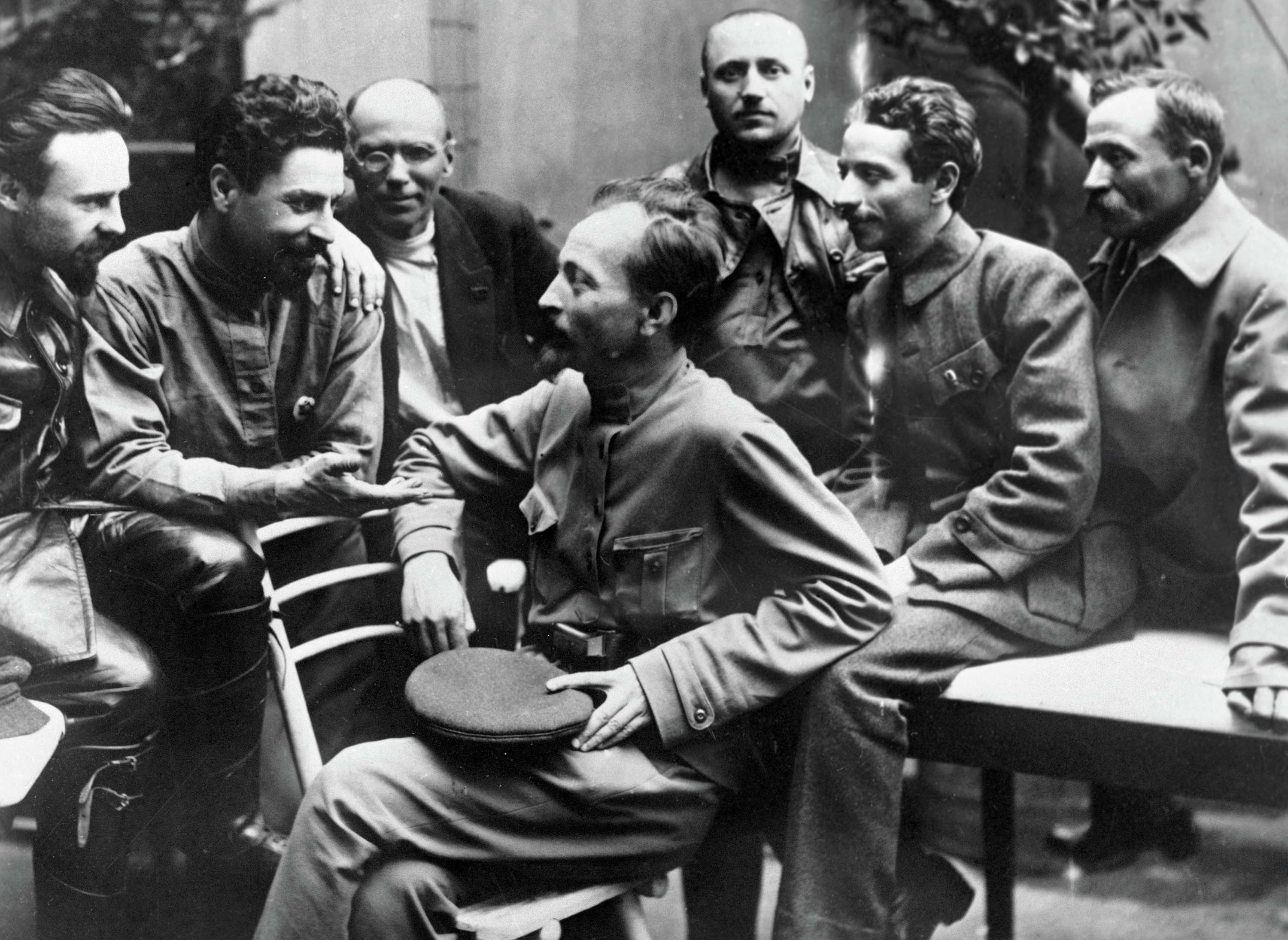 Ф дзержинский вчк. Феликс Дзержинский ВЧК. Коллегия ВЧК 1919 Дзержинский. Феликс Эдмундович Дзержинский и Ленин. ВЧК Дзержинский Ленин.