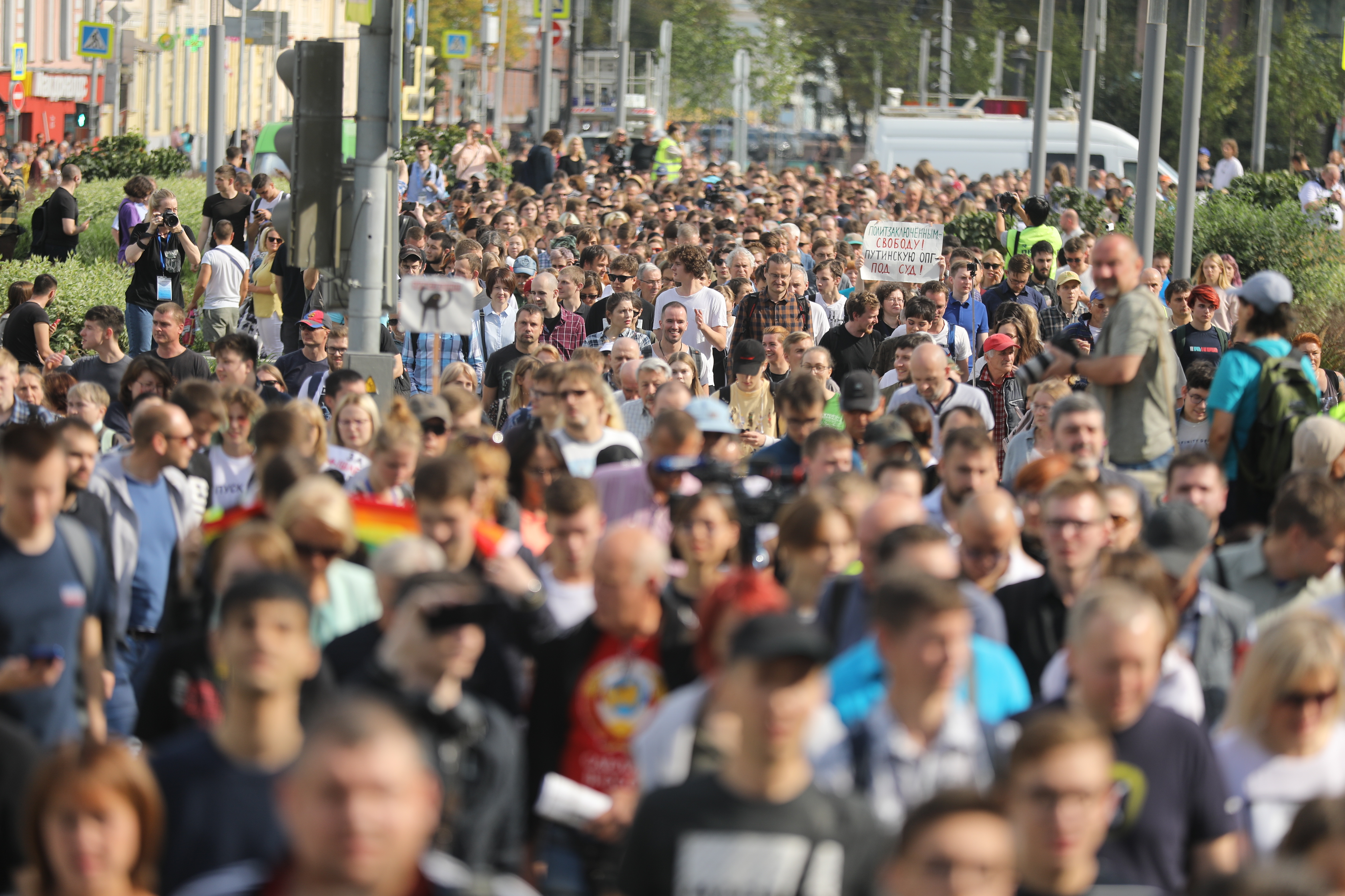 Народ на улицах москвы