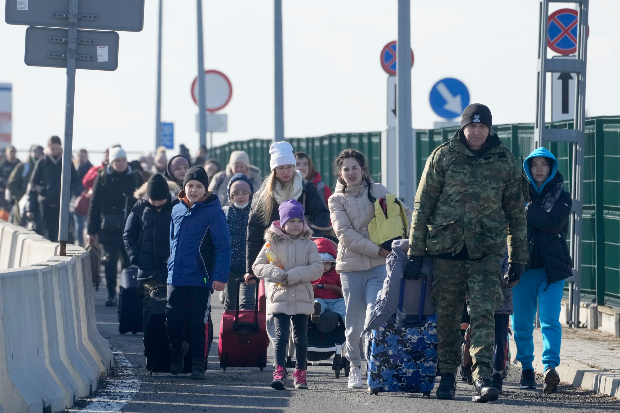 Смертоубийство. И уйти оттуда невозможно». Тысячи людей сутками стоят в  очередях на пограничных пунктах, чтобы спастись от войны в Украине