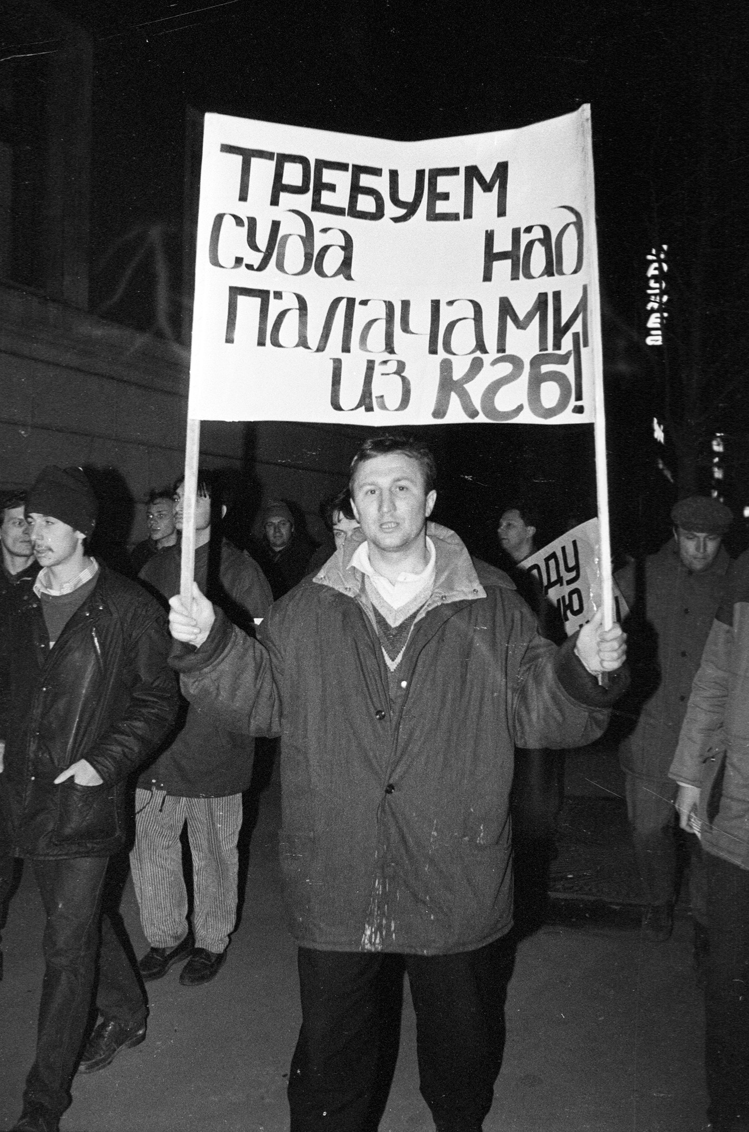 Кгб жив. Плакаты на митингах 90-х. Митинги лозунги 90-х годов. Митинги Питере в 90-х. Нацболы за Ельцина.