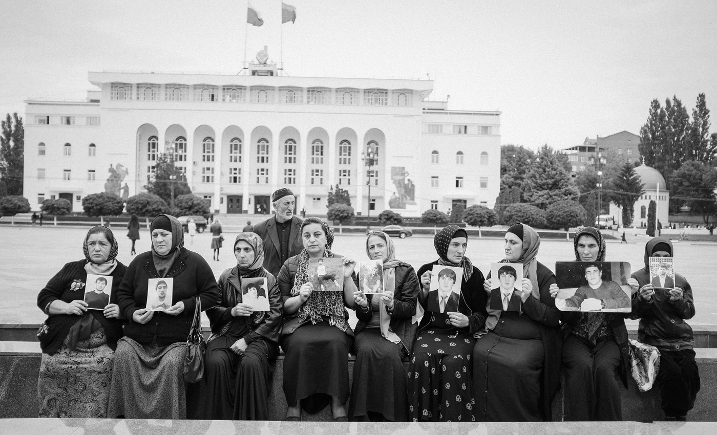 Родственники похищенных в октябре 2016 года. Фото: Ильяс Хаджи / «Медиазона»