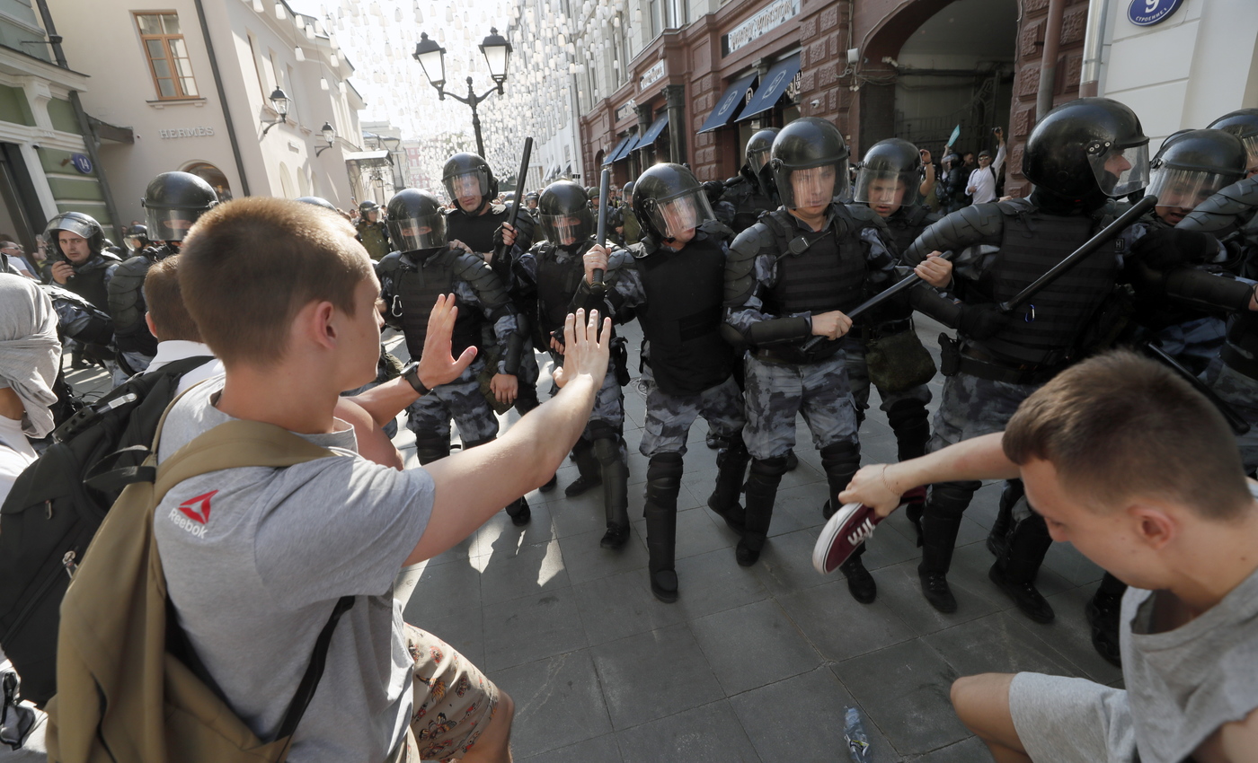 Применение силы полиция. Беспорядки в Москве 27 июля 2019. Массовые протесты в Москве. Уличные беспорядки Россия. Разгон митинга в Москве 2019.