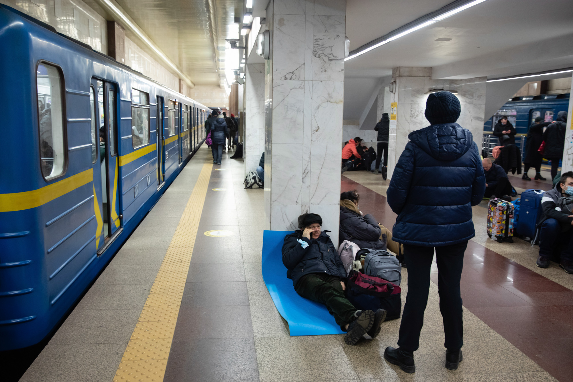 Под землей. Фотографии из Киева и Харькова, где люди прячутся от бомбежек в  метро