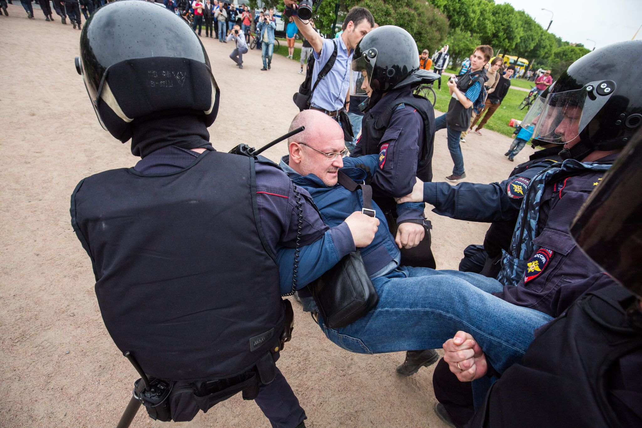 Полиция использует. Депутат Резник наркоман. Неповиновение полиции. Неповиновение сотруднику полиции. Физическая сила полиции.