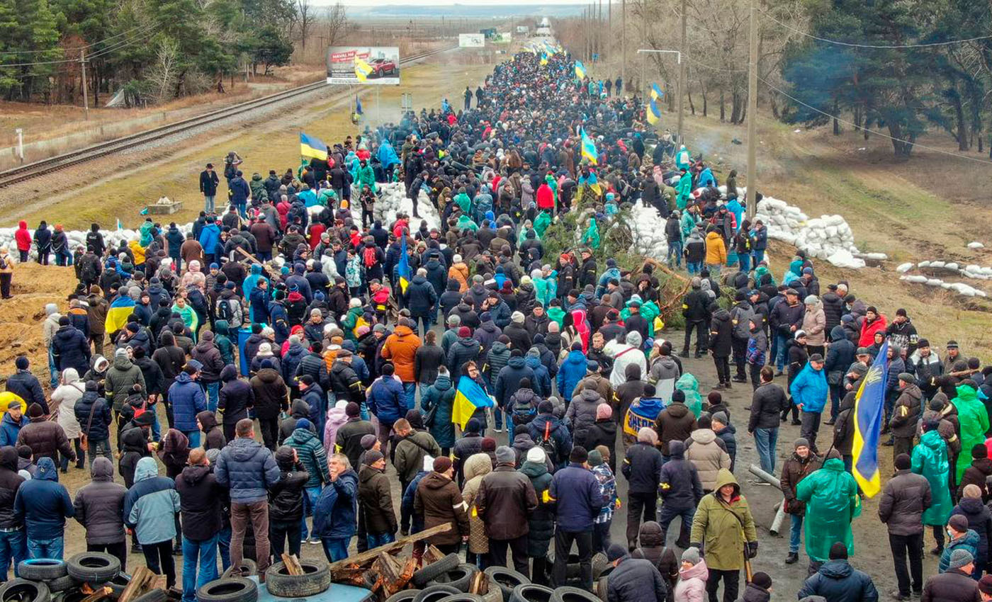 Кто за? Воюем!». Жители захваченных украинских городов протестуют против  российских военных