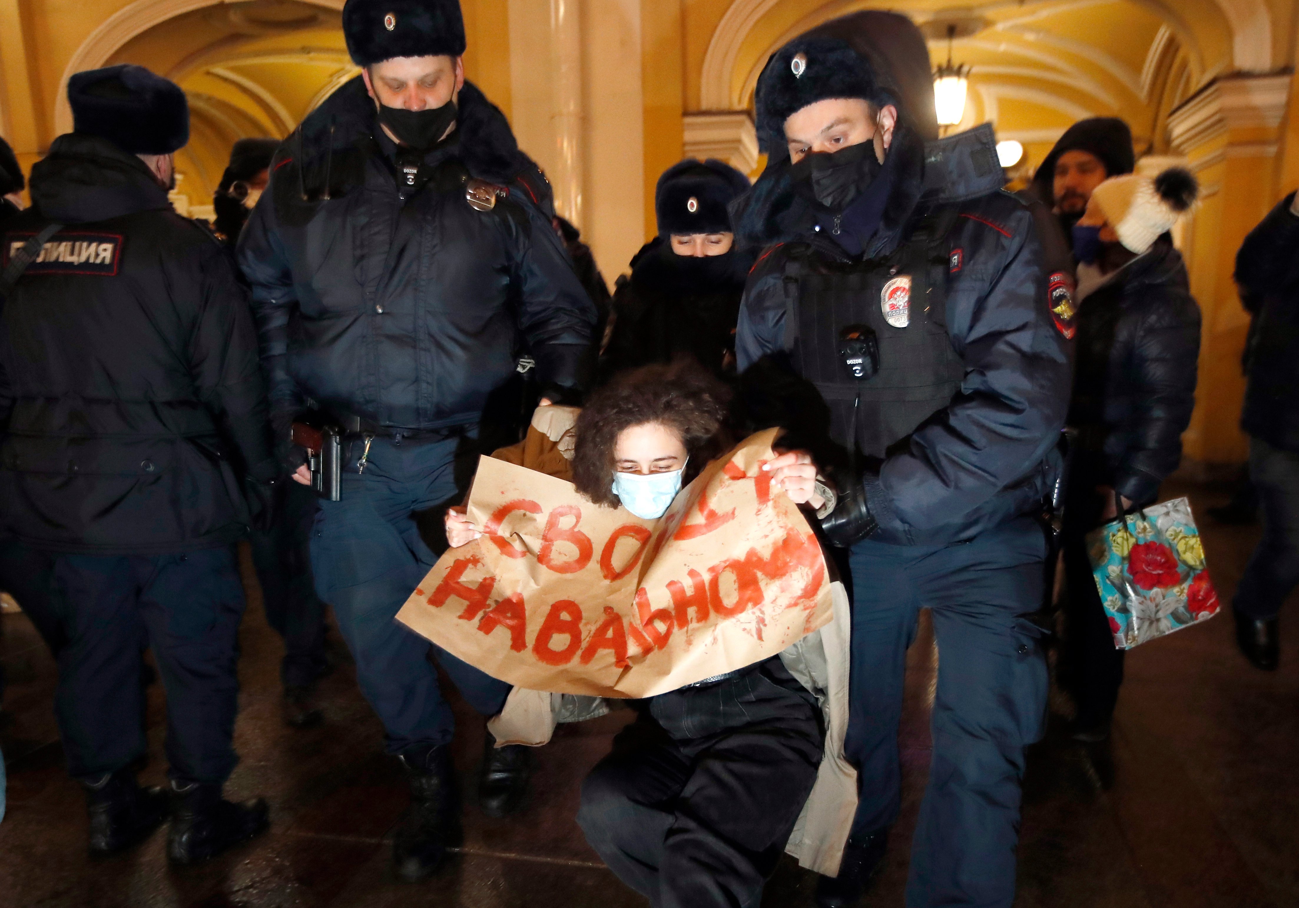 Забрать человека. 23 Января митинг за Навального. Митинги Навального 2021. Митинги 23 января 2021 года. Митинг свободу Навальному.