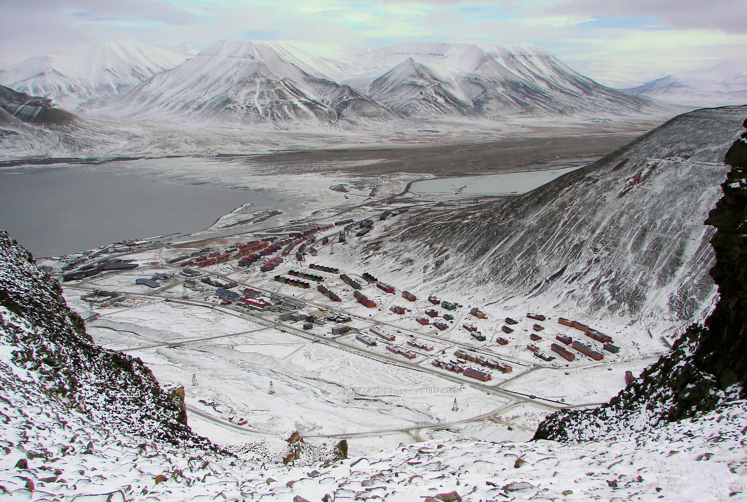 Longyearbyen. Longyearbyen Норвегия. Лонгиер Шпицберген. Лонгйир (Longyearbyen), Шпицберген. Норвежский город Лонгйир.