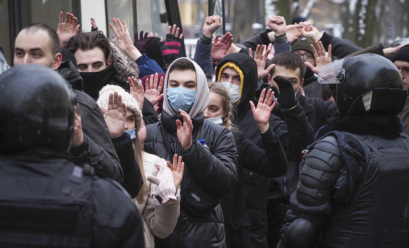 «Сломано три ребра, легкое порвано, ссадина на голове, отколот зуб». Как работали силовики на акции протеста 31 января 