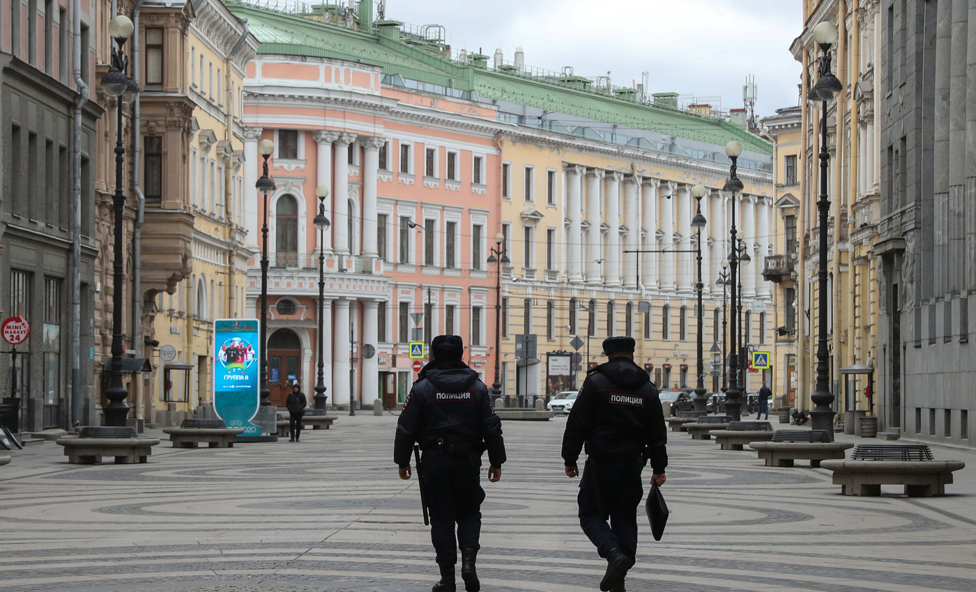 Примет спб. Санкт-Петербург безлюдный Санкт Петербург карантин апрель 2020. Люди на улицах Питера. Пустынные улицы Питера. Безлюдные улицы Питера.