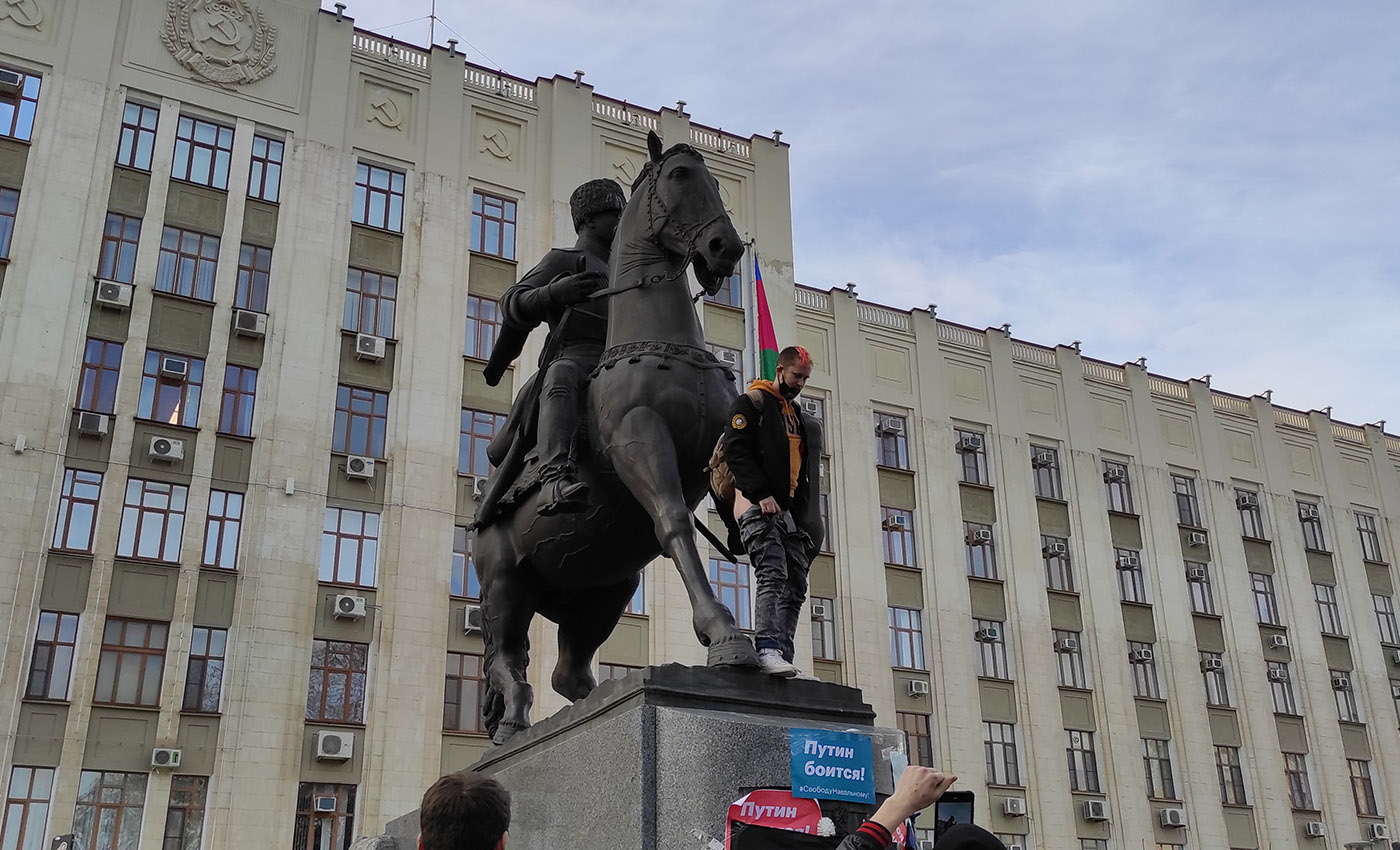 Напугал казаков голой жопой. Дело о перформансе на краснодарском митинге 23  января