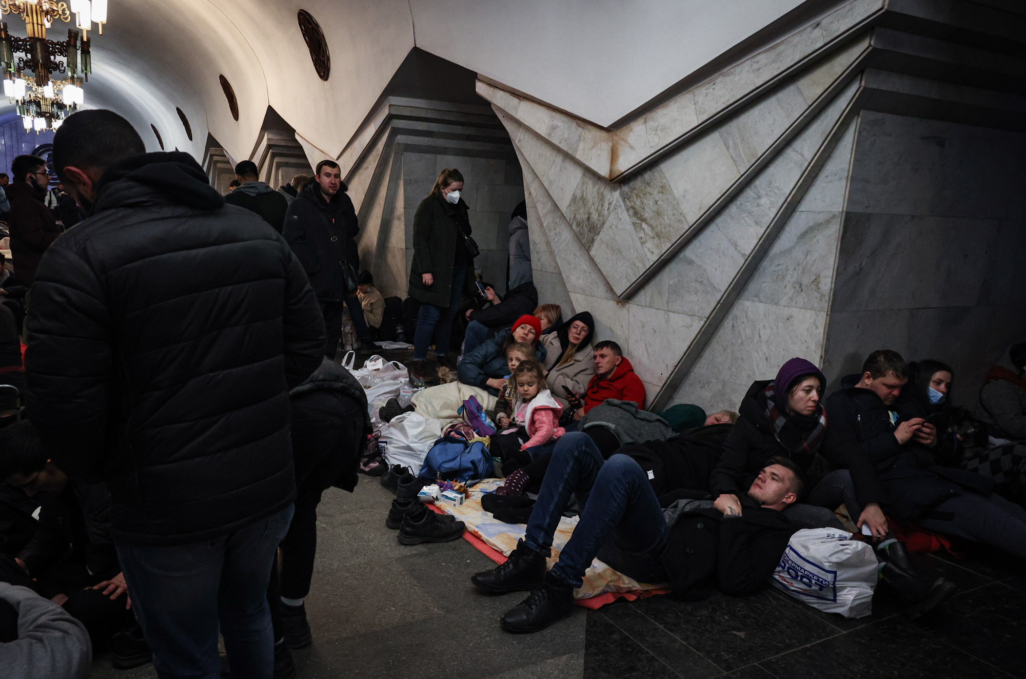 Под землей. Фотографии из Киева и Харькова, где люди прячутся от бомбежек в  метро