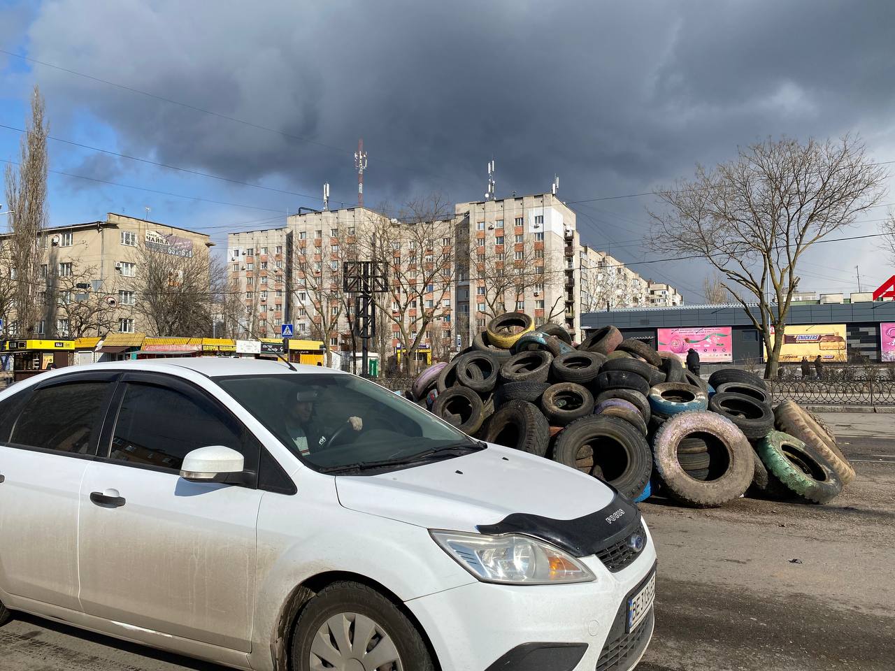 Голое тело девочки в поле