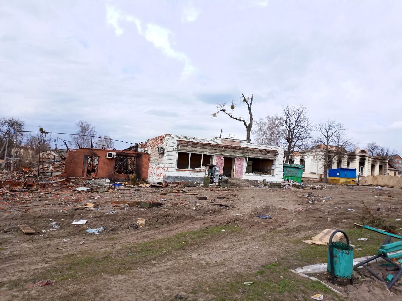 Где спали, там и срали». Что российские военные оставили после себя в  городах, селах и домах украинцев