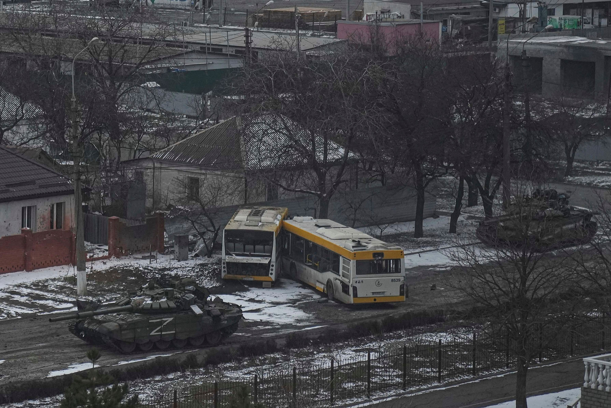 Бомбардировки, братские могилы, блокада. Что происходит в Мариуполе