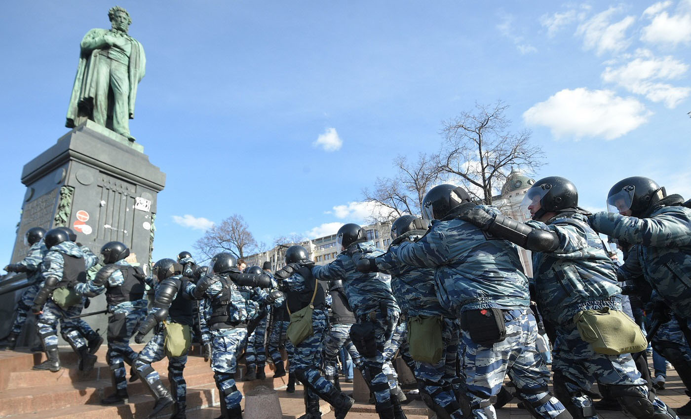 Схватил за плечо, дернул ногой, ударил по дубинке, упал на полицейского.  Акции 26 марта и 12 июня 2017-го в лицах и сроках