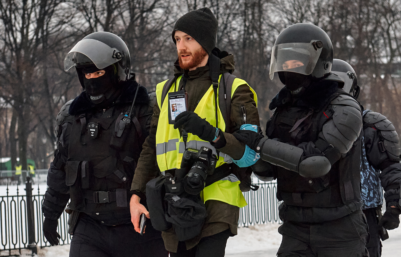 Пресс корреспондент. Журналисты на митинге. Журналисты и полиция. Журналист и полицейский. Репортер и полиция.