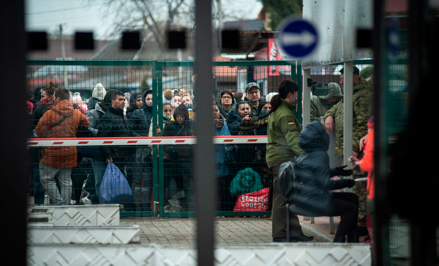 Смертоубийство. И уйти оттуда невозможно». Тысячи людей сутками стоят в  очередях на пограничных пунктах, чтобы спастись от войны в Украине