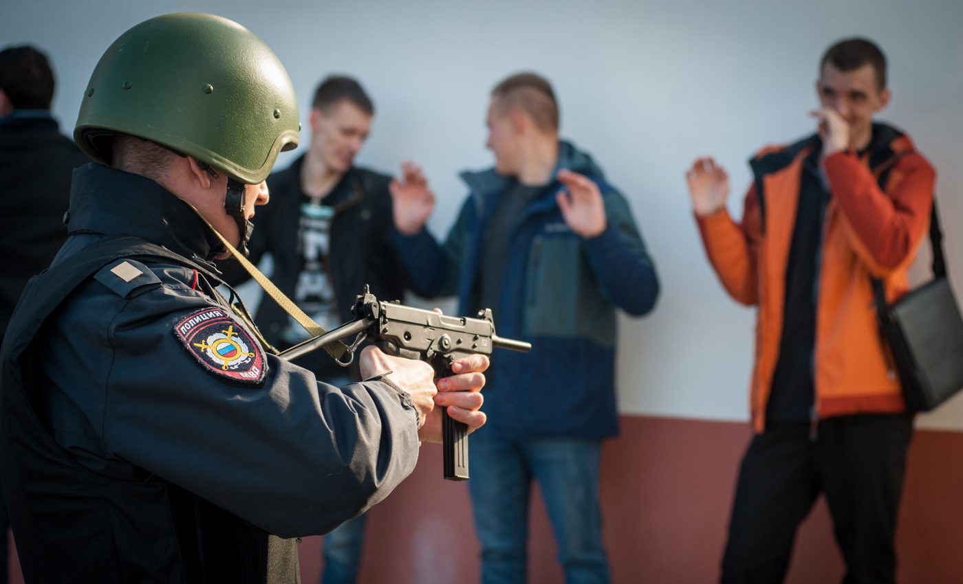 Можно стрелять, вскрывать автомобили и не представляться. Правительство  расширяет права полицейских