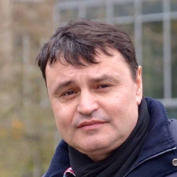 Предприниматель Александр Дмитерко родился в 1972 году в Украине, был совладельцем нескольких строительных компаний в Москве и Краснодаре. Одна из компаний, где Дмитерко занимал должность замгендиректора, упоминается в уголовном деле бывшего главы Клинского района Подмосковья Александра Постриганя. Поет под псевдонимом Darius Мирский.