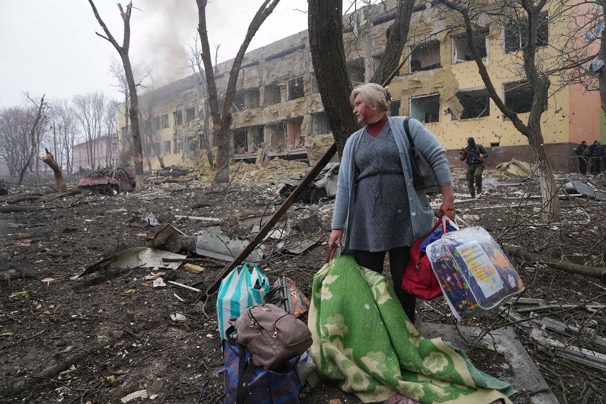 Бомбардировки, братские могилы, блокада. Что происходит в Мариуполе