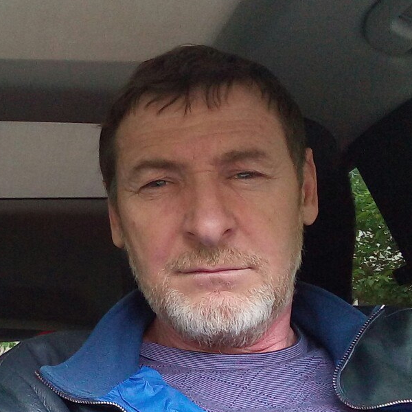 Родился в 1968 году в дагестанском селе Хаджалмахи, окончил институт сельского хозяйства. Он зарегистрирован в Великом Новгороде и занимает пост гендиректора ООО «Малоярославецкий завод сухих строительных смесей» в Калужской области.