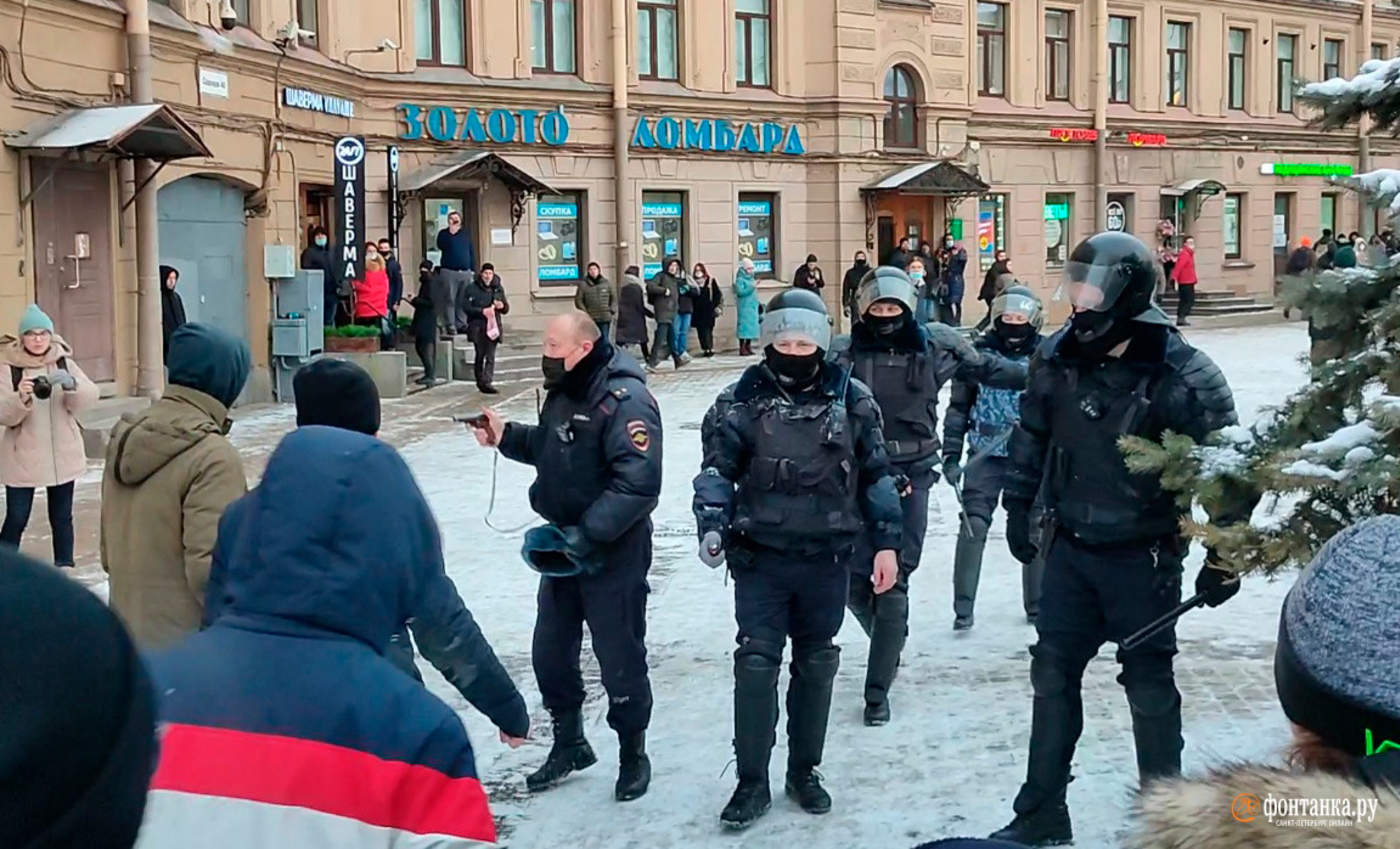 Я б за это погоны сорвал». В Петербурге полицейский направил пистолет на  протестующих, это запрещено законом