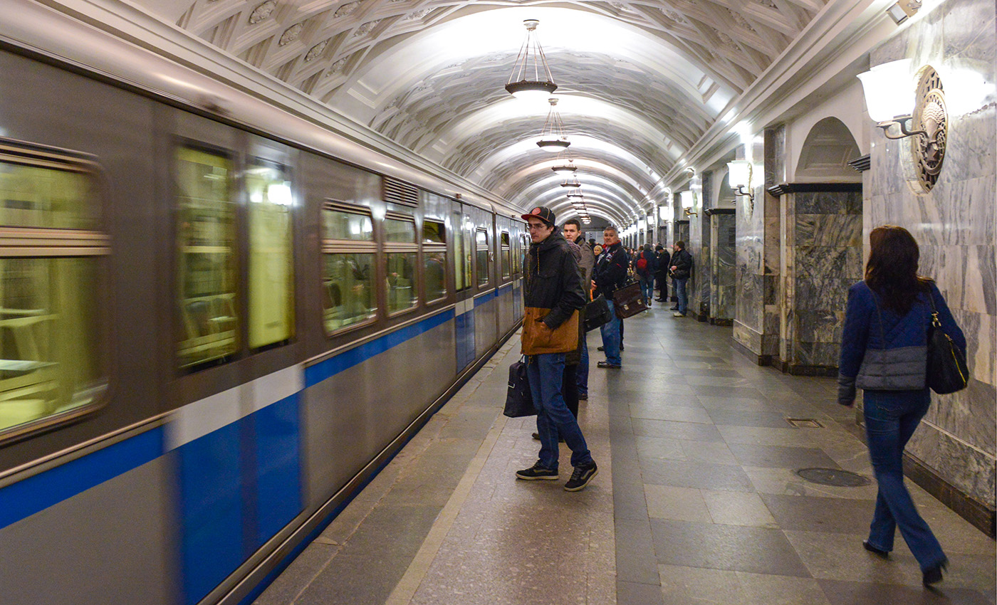 Курская арбатско покровская линия. Метро Москвы Курская Арбатско Покровская. Арбатско-Покровская линия метро поезда. Станция метро Крестьянская застава. Поезд Москва Арбатско-Покровская линия.