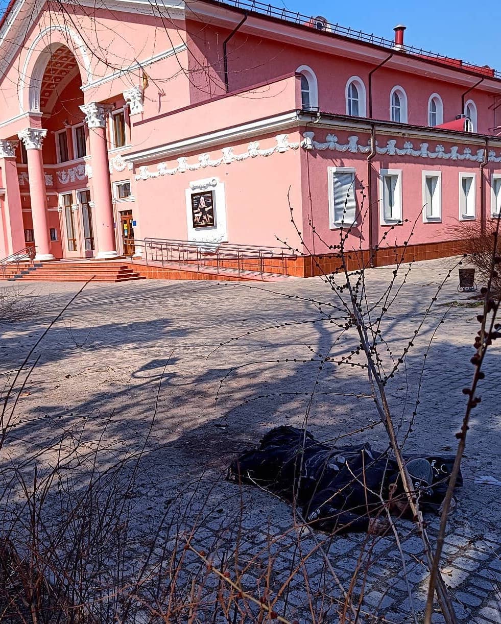 Машина загорелась, из салона пытался выбраться водитель, было слышно, как  кипят мозги». Рассказ волонтера из Северодонецка, который помогал землякам  выживать под обстрелами