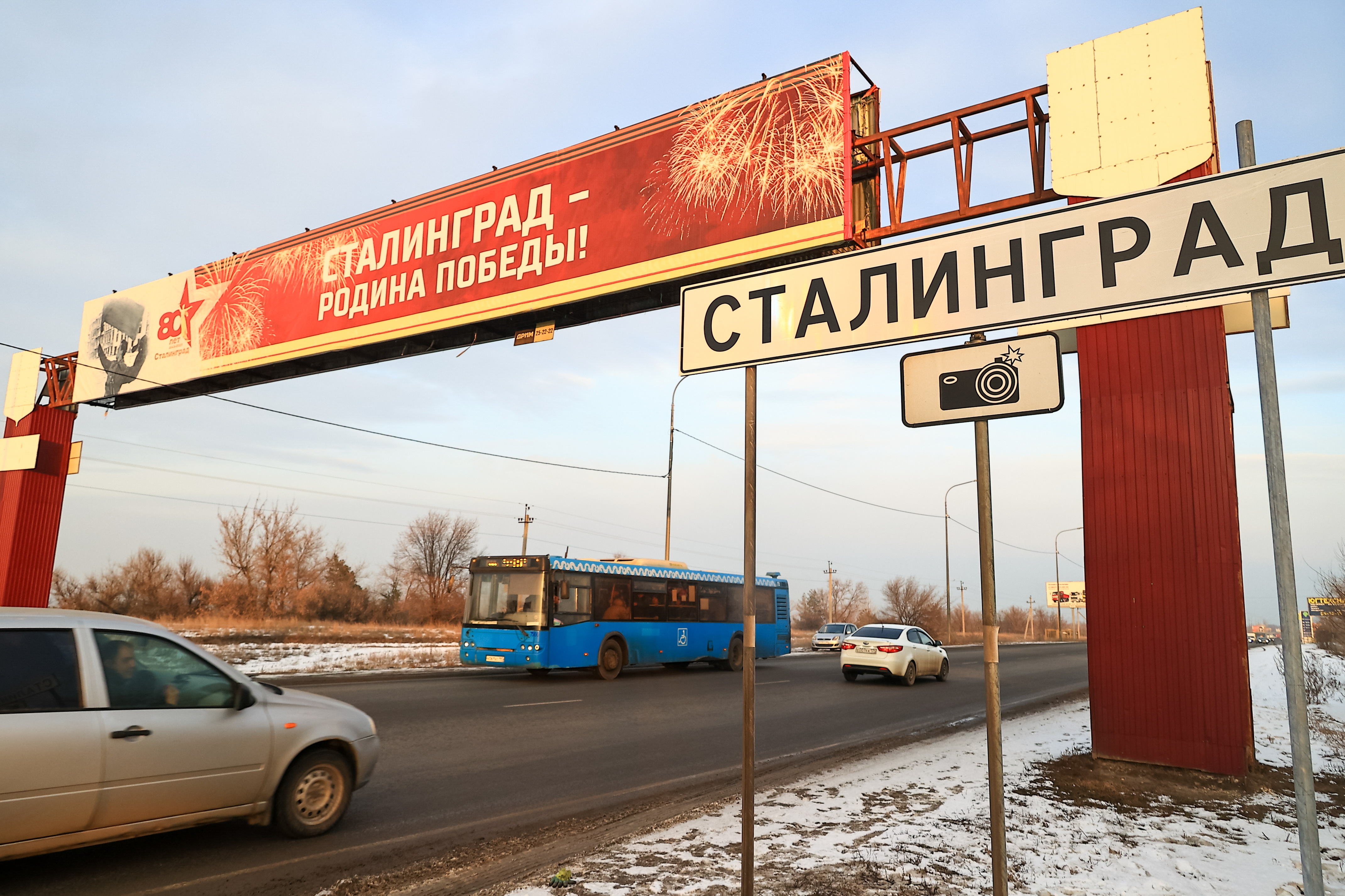 Таблички «Сталинград», проблемы со связью, полицейские в форме НКВД. Как в  Волгограде готовятся к визиту Путина