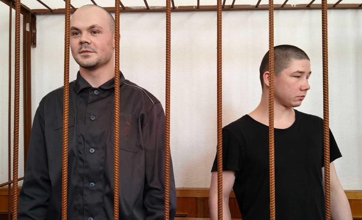Двух уральцев приговорили к 7,5 и 8 годам строгого режима за побег из СИЗО; они открыли камеру через «форточку для еды» и сбежали через крышу, спустившись по березе