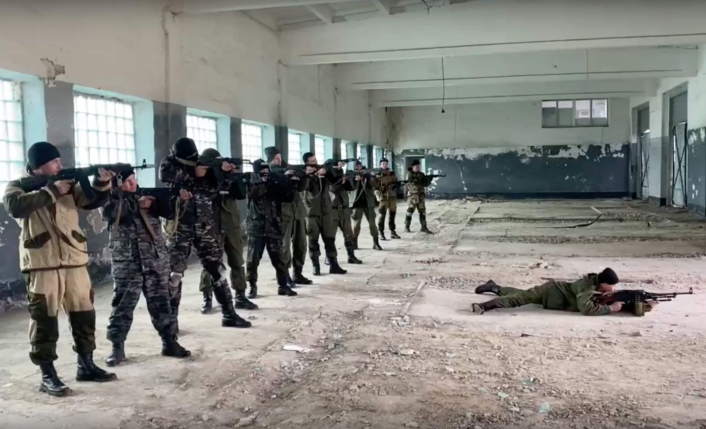 Обстрел горохом. В Самарской области страйкболистам поручили тренировки  мобилизованных перед отправкой на фронт