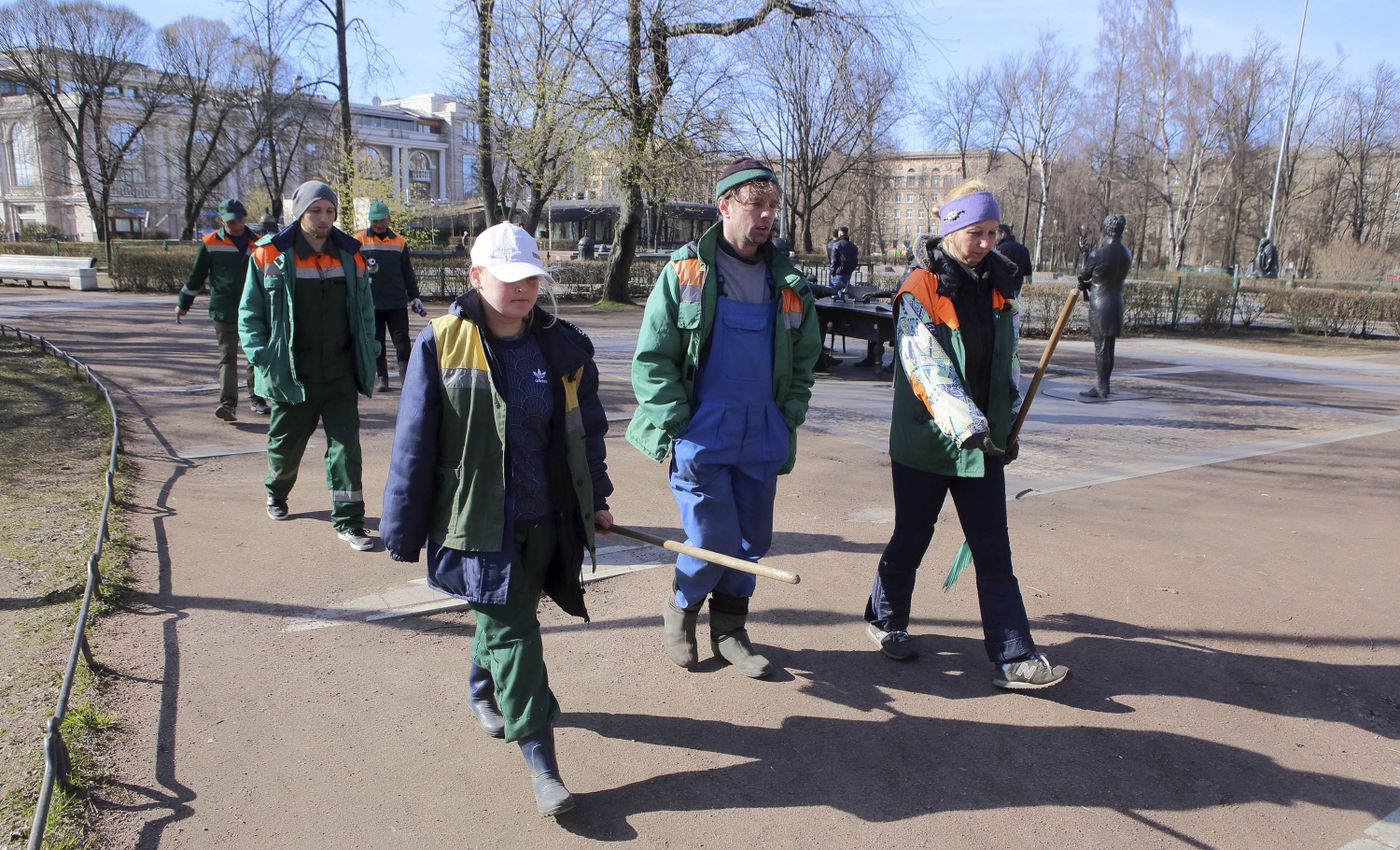 Вообще никто не хочет брать их». В первый день мобилизации петербургских  дворников вновь отправили раздавать повестки