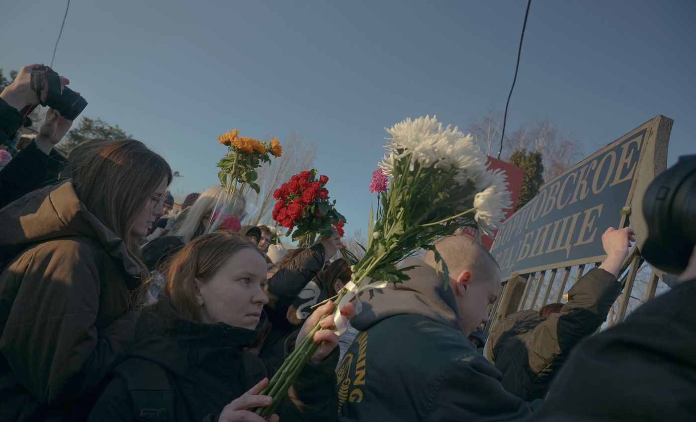 Все выходные люди несут цветы к могиле Навального. Фотографии