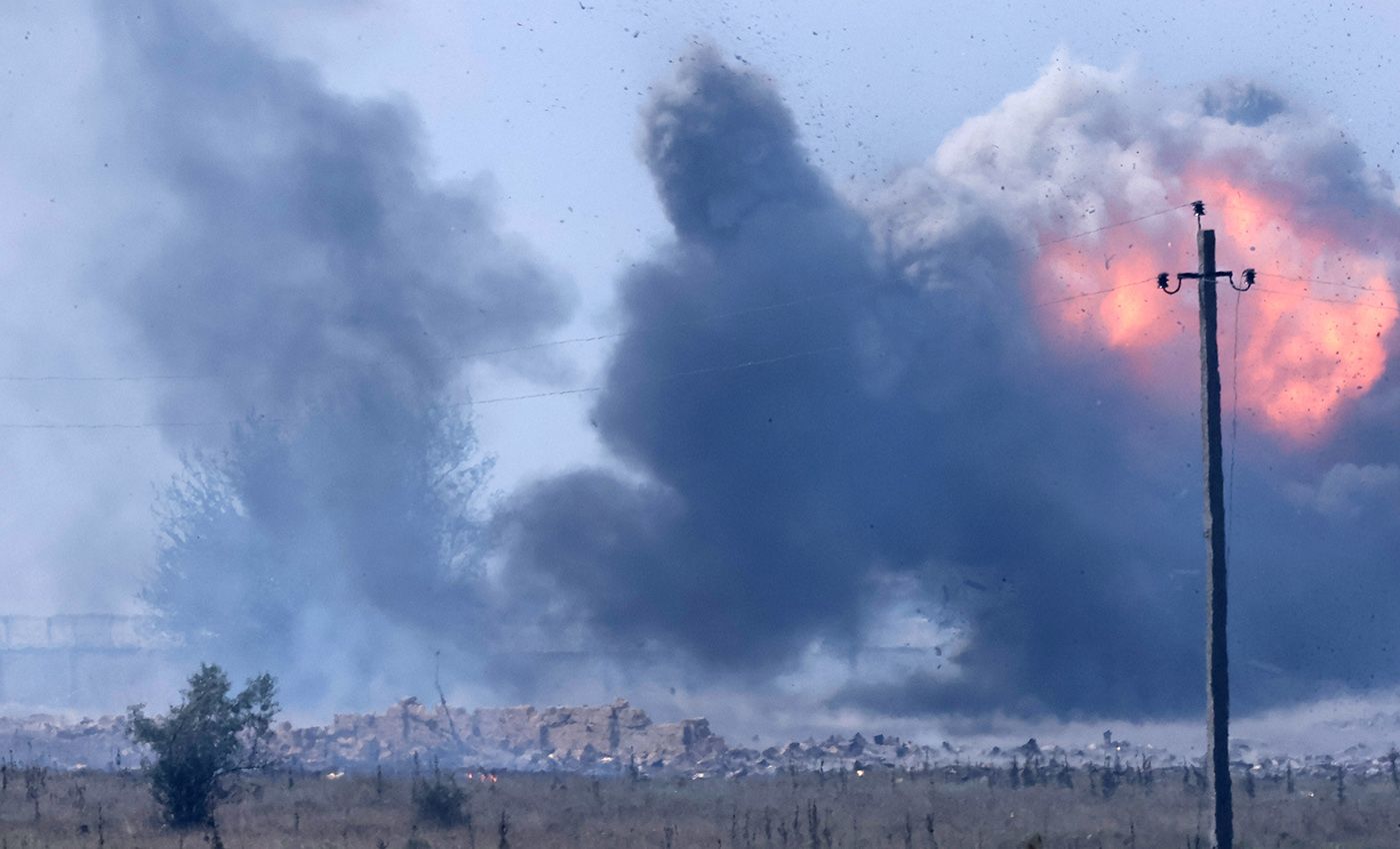 Новая серия «сильных хлопков» на складе боеприпасов в Крыму. Повреждена  электростанция и железная дорога — коротко