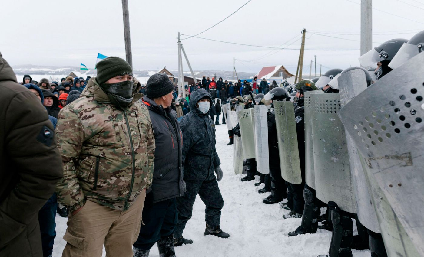 Куски замерзшего снега, палки и пруты. Участников январских протестов в  Баймаке обвинили в «вооруженном сопротивлении» силовикам