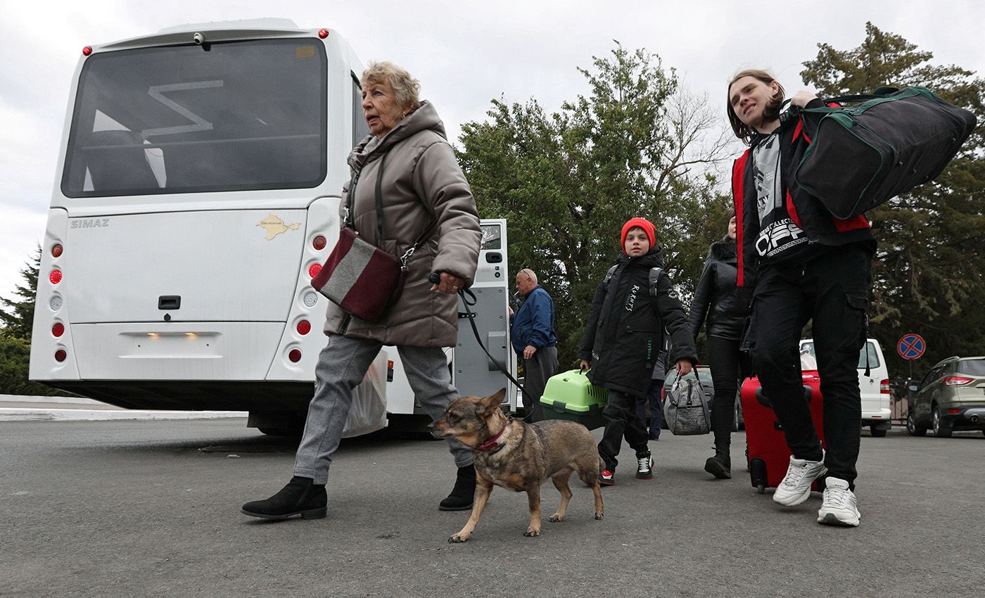 Немного панические настроения». Россия объявила эвакуацию из Херсона и  обещает всем квартиры, но покидают город в основном коллаборанты