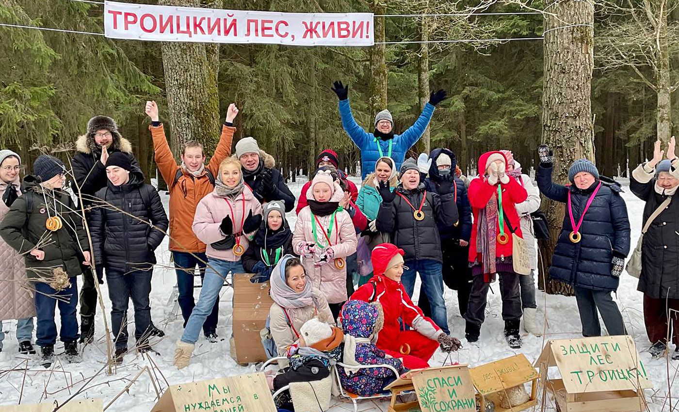 Через год на том же месте. В Новой Москве опять задерживают активистов, протестующих против вырубки Троицкого леса