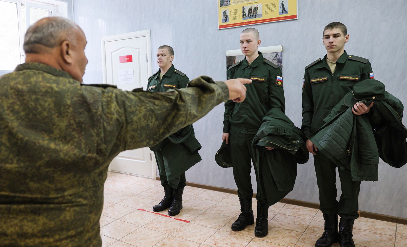 Сезон охоты. В Москве призывников, пытавшихся спастись от армии, заперли в  сборном пункте, а ночью вывезли в воинскую часть