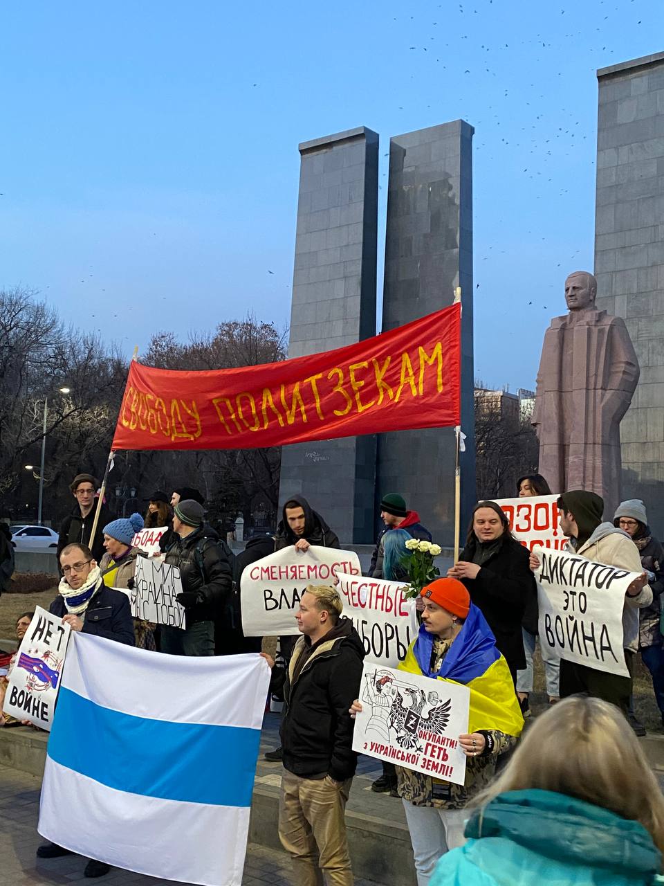 Неизвестные повесили плакат в поддержку Навального на мосту Томска